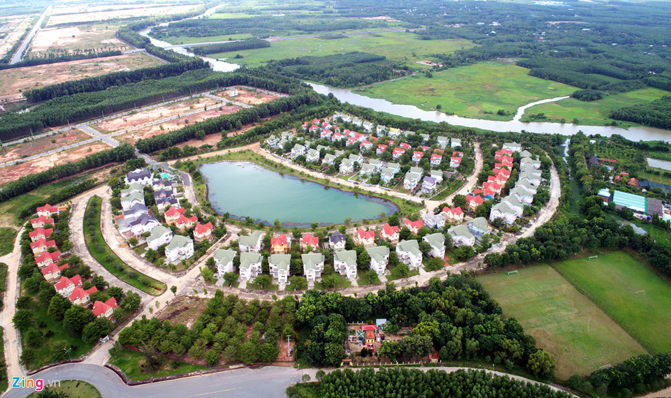 Biệt thự chuyên gia, nhà phố bỏ hoang la liệt ở vùng ven Sài Gòn